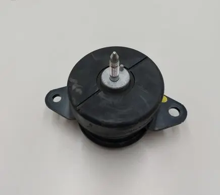 Nissan Leaf II (ZE1) Engine mount bracket