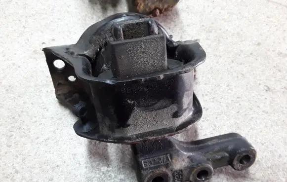 Citroen C3 Engine mount bracket 9648201780