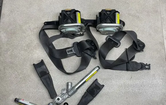 Opel Insignia A Set of seat belts 307421599 5056C8R2Q1 505609M24K