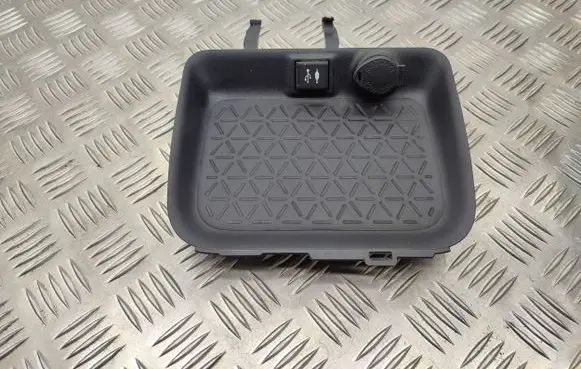 Toyota RAV 4 (XA50) USB socket connector 5881342080