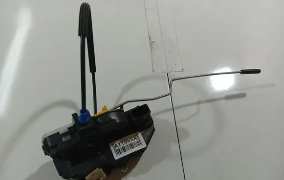 Opel Astra J Front door lock 180760
