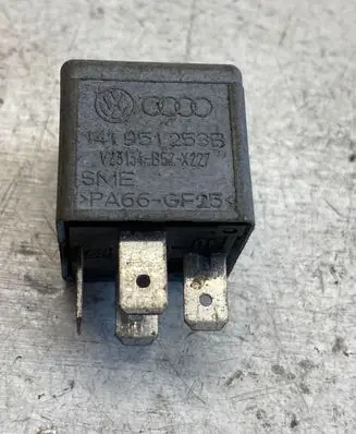 Volkswagen PASSAT B5.5 Other relay 141951253b