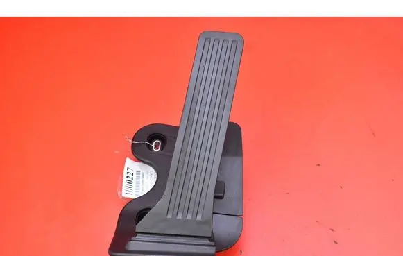 Accelerator throttle pedal