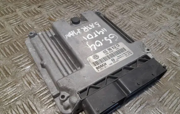 Volkswagen Golf V Engine control unit/module 03G906016CB 1039S06216 0281011900