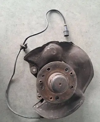 Mercedes-Benz SL R107 Front wheel hub spindle knuckle 1073320401