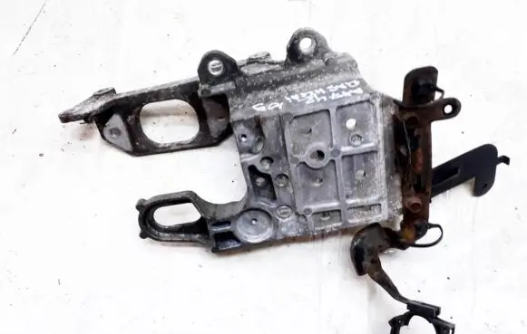 Nissan Qashqai Engine mounting bracket