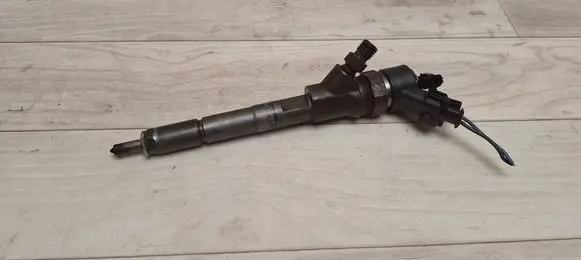 Toyota Yaris Fuel injector 236700N030