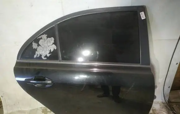 Toyota Avensis T250 Rear door juodos
