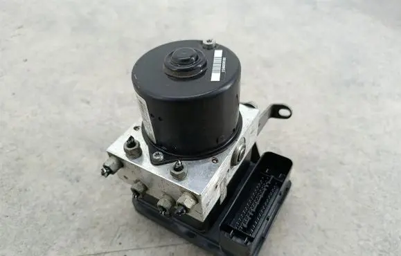 BMW 1 E81 E87 ABS Pump 67847636784764