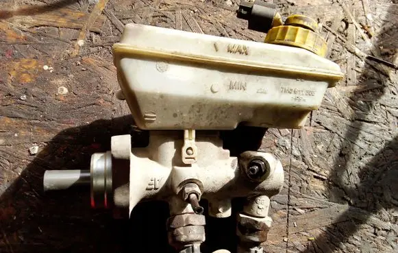 Seat Alhambra (Mk1) Master brake cylinder 7M3611303