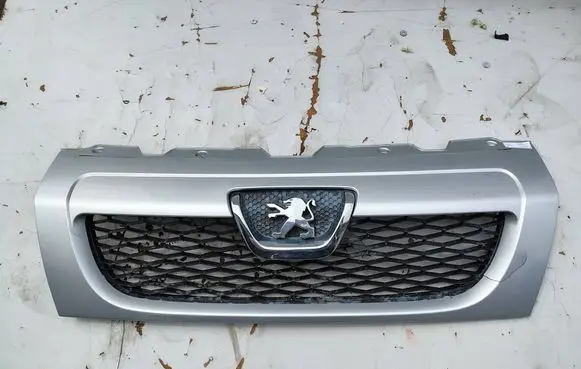 Peugeot Boxer Front bumper upper radiator grill 1308068070