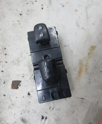 Nissan Qashqai Electric window control switch