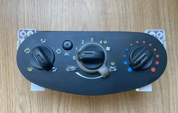 Dacia Sandero Climate control unit T1001639U CXX00PH2AC N106278B