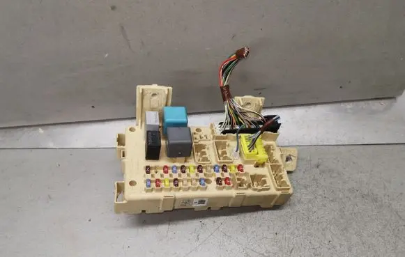 Toyota Avensis T250 Fuse module 82641CA010F