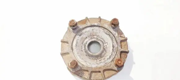 Volkswagen Touareg I Coil spring mount 