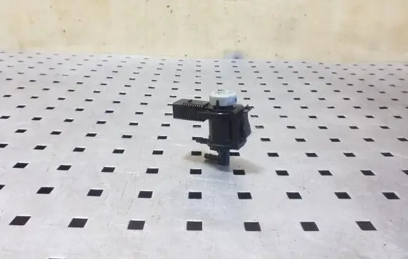 Volkswagen Touareg II Vacuum valve 1K0906283A