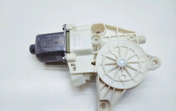 Mercedes-Benz E W212 Front door window regulator motor A2048200142 13977453