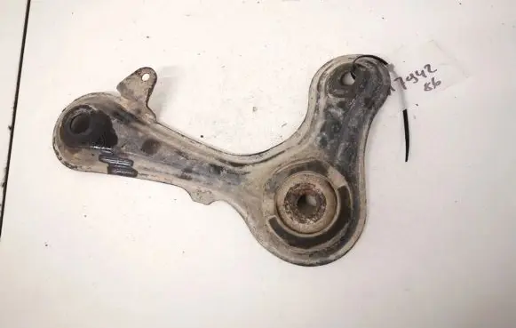 Toyota Avensis T270 Engine mounting bracket