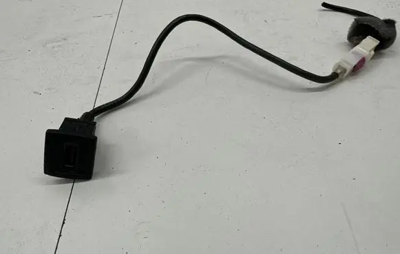 Mercedes-Benz C W204 USB socket connector 