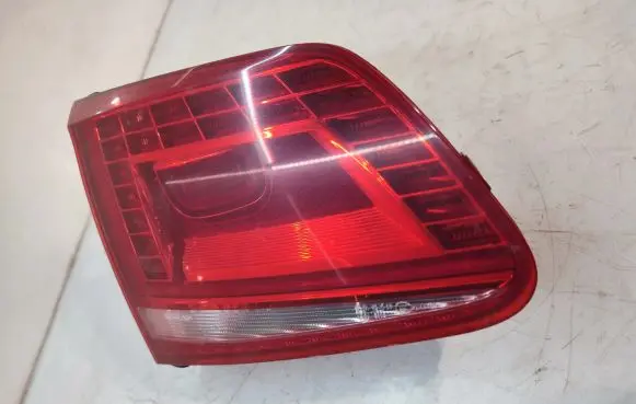 Volkswagen Touareg II Tailgate rear/tail lights 7P6945307