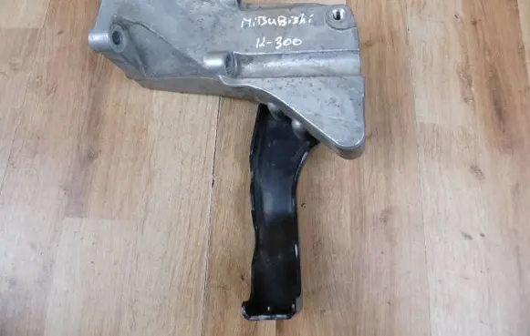Mitsubishi Outlander Engine mount bracket 4B11