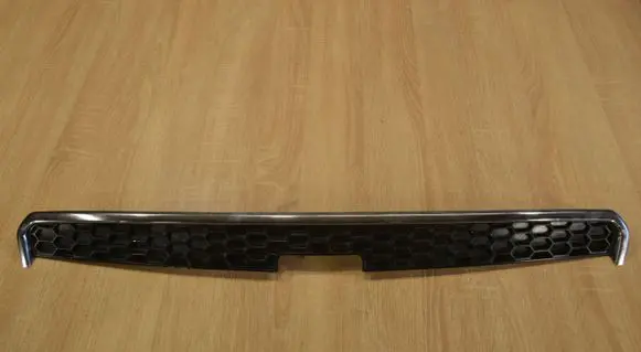 Chevrolet Captiva Front bumper upper radiator grill