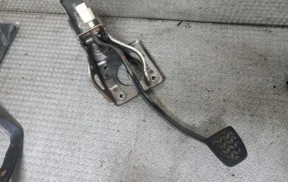 Toyota Avensis T250 Brake pedal