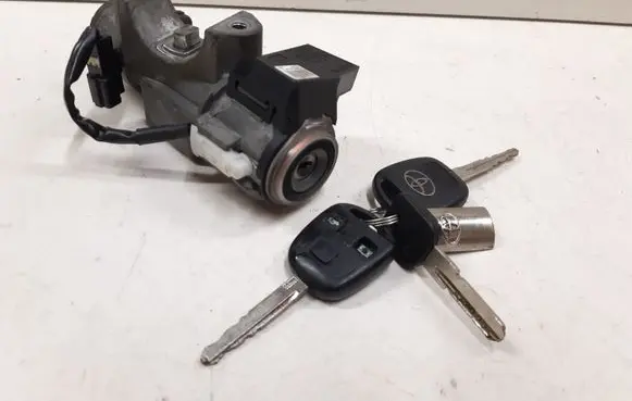 Toyota Avensis T250 Ignition lock PA6MD30 736661A 8978305010