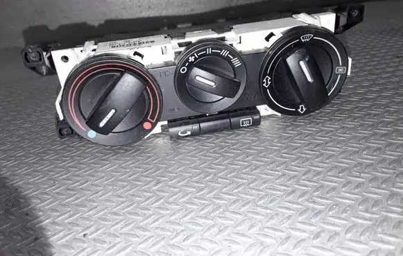 Audi A2 Climate control unit 8Z0815687