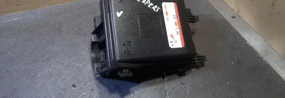 Peugeot Expert Fuse box cover 9804681980