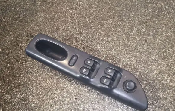 Renault Laguna I Electric window control switch 7701699599