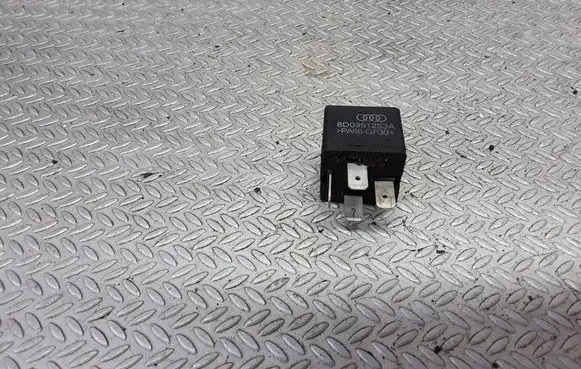 Volkswagen PASSAT B5 Other relay 8D0951253A