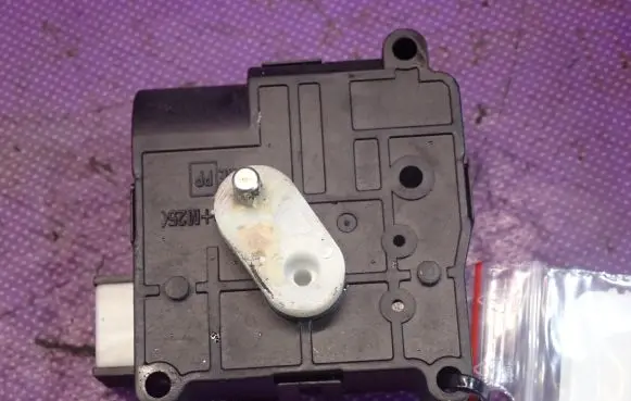 Toyota Corolla E120 E130 A/C air flow flap actuator/motor 1138002051