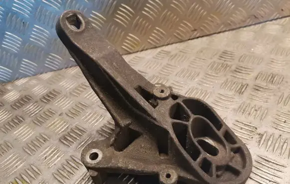 Mini One - Cooper Coupe R56 Gearbox mounting bracket 6872019