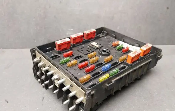Volkswagen PASSAT B6 Fuse module 3C0937125