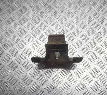 Nissan NP300 Engine mount bracket