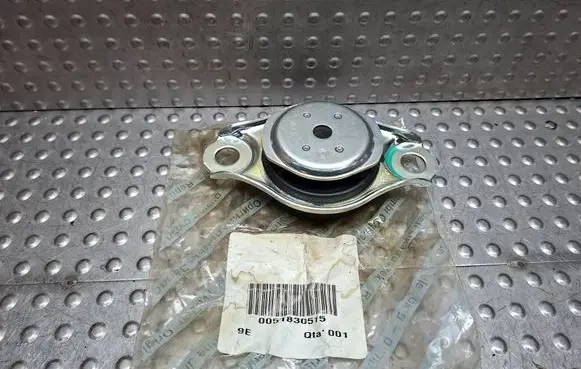 Engine mount vacuum valve