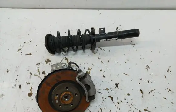 Volvo XC40 Front shock absorber/damper 741561561