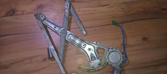 Subaru Impreza I Sliding door window regulator with motor