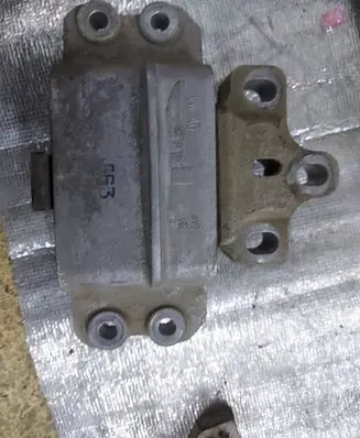 Volkswagen PASSAT B6 Engine mount bracket 3C0199555