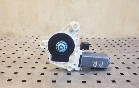 Volkswagen PASSAT B8 Front door window regulator motor 5Q4959802B