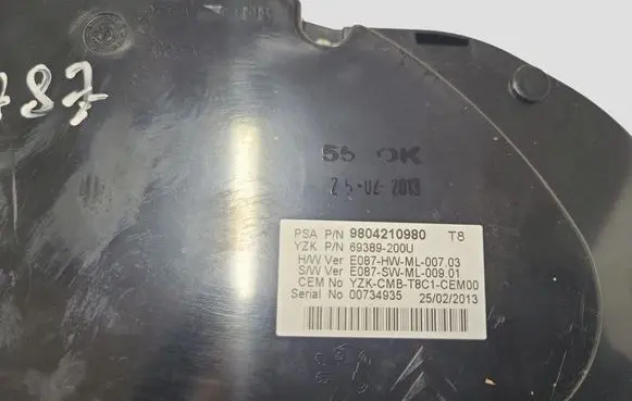 Peugeot 5008 Speedometer (instrument cluster) 9804210980 69389200U