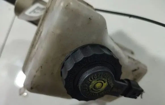 Brake fluid reservoir