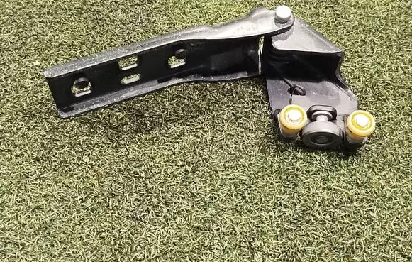 Renault Trafic III (X82) Sliding door middle roller runner 777645238R 93451715 777647086R