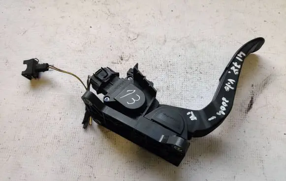 Accelerator throttle pedal