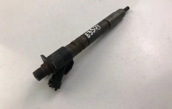 Volvo S60 Fuel injector 31303238