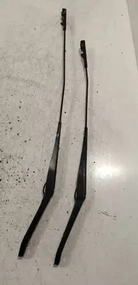 Front wiper blade arm