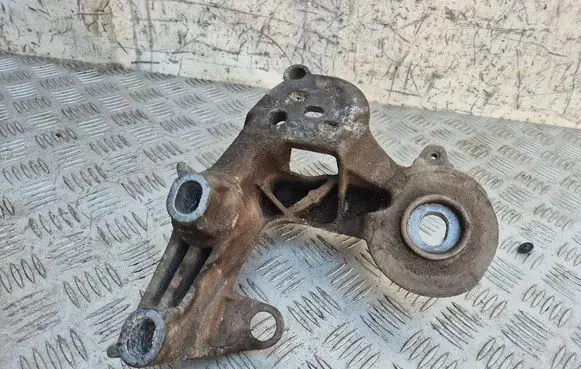 Engine mounting bracket