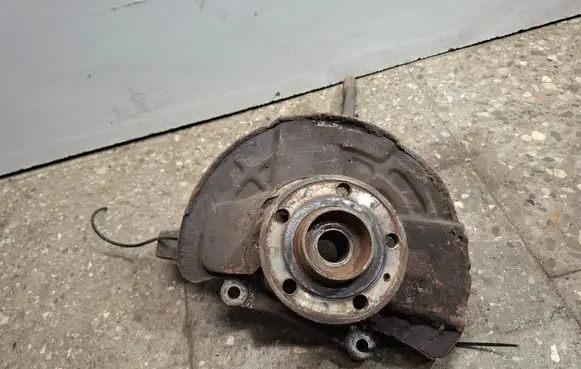 Volvo V70 Front wheel hub 9461943