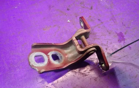 Opel Adam Front door lower hinge P13231